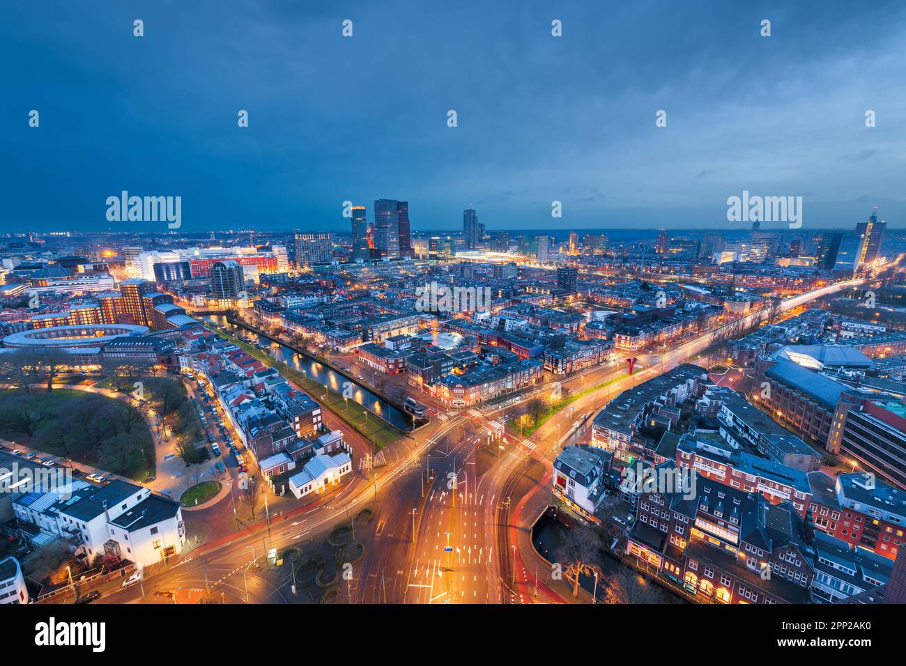 Den Haag, die Skyline der niederländischen Innenstadt bei Dämmerung. Stockfoto