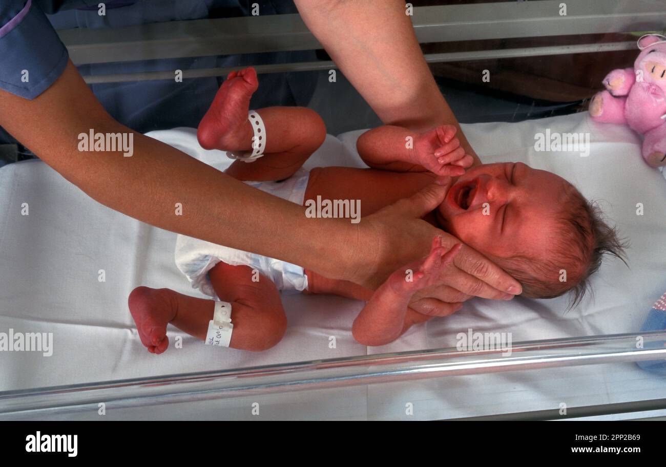 Hebamme führt Neugeborenen-Gesundheitschecks durch, Gaumenspalte Stockfoto
