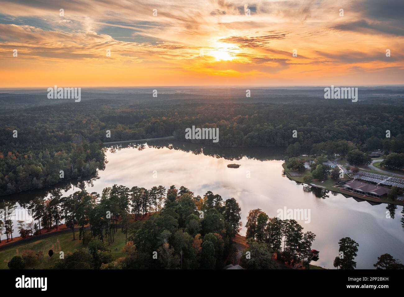 Rock Eagle Lake, Putnam County, Georgia, USA in der Abenddämmerung. Stockfoto