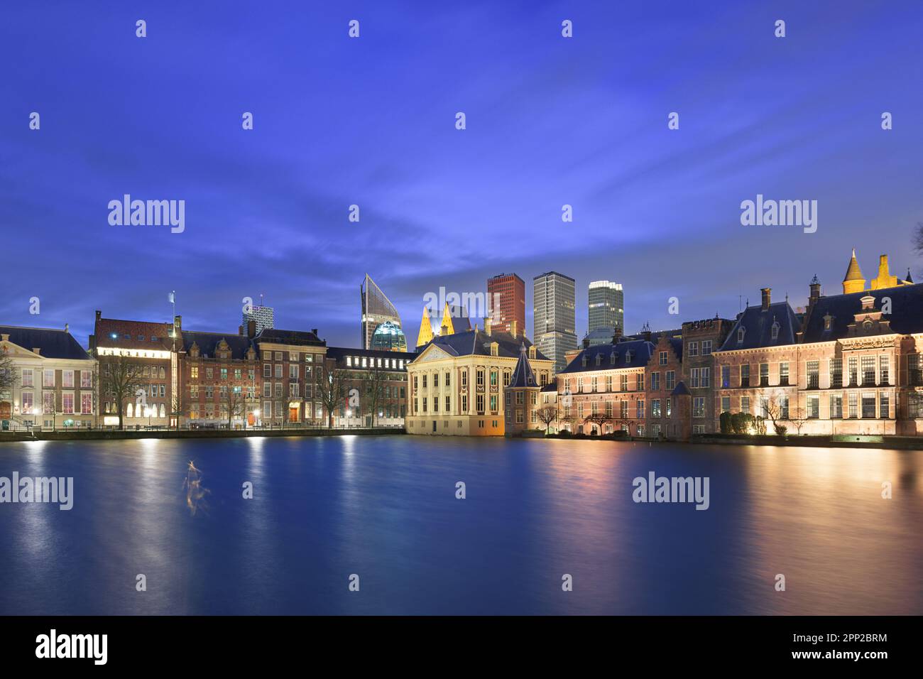 The Hague, Niederlande Stadtbild in der Abenddämmerung am Hofvijver-See. Stockfoto
