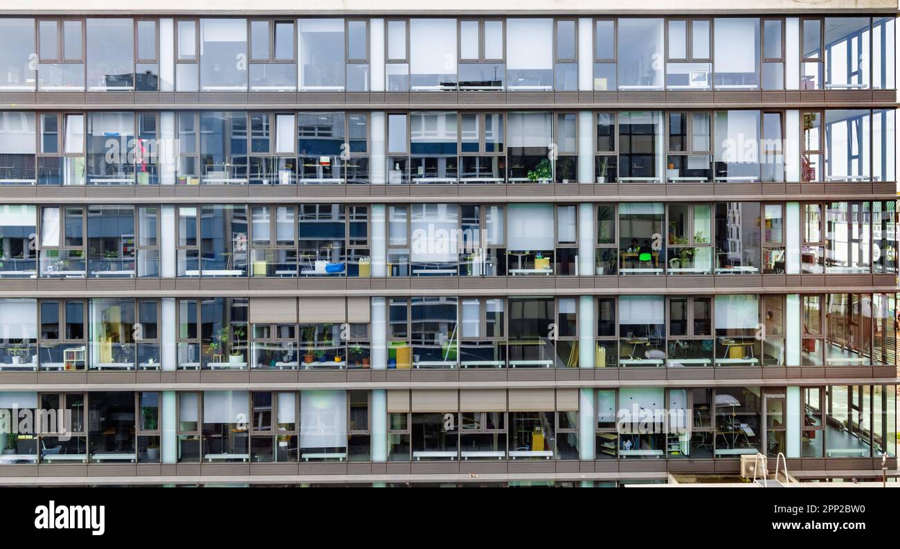 Hamburg, Deutschland. 05. April 2023. Blick auf ein Bürogebäude in der Neuen Großen Bergstraße im Bezirk Altona. Kredit: Markus Scholz/dpa/Alamy Live News Stockfoto