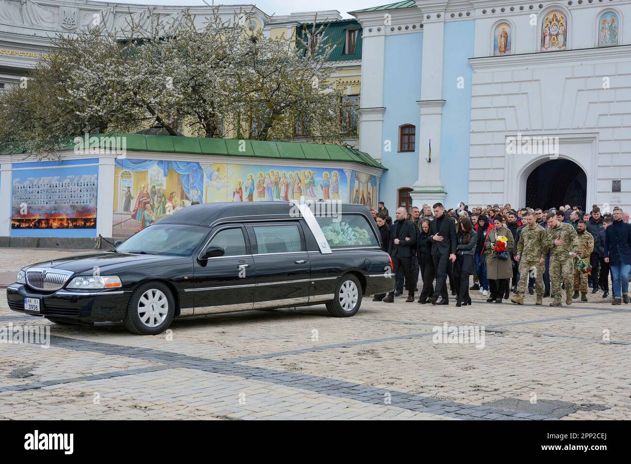 Kiew, Ukraine. 21. April 2023. Autos mit den Särgen der Kämpfer Oleg Barna und Valery Chodorov, die während der Abschiedszeremonie im Kloster Mykhailivskyi-Zolotoverkhi gesehen wurden. Abschiedszeremonie für den ehemaligen Stellvertreter der ukrainischen Werchowna Rada und den ukrainischen Streitkämpfer Oleg Barna und seinen Bruder Valery Dorokhova. Oleg Barna starb am 18. April 2023 und diente im zweiten Bataillon der 68. Separaten Jagdbrigade im westlichen Teil von Pawliwka in der Ostukraine. (Foto: Aleksandr Gusev/SOPA Images/Sipa USA) Guthaben: SIPA USA/Alamy Live News Stockfoto