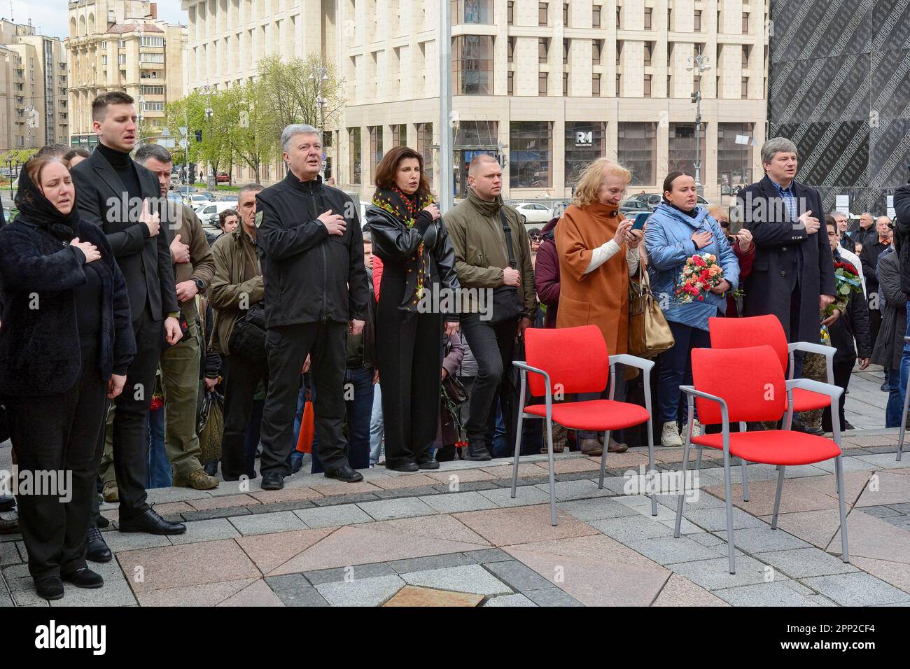 Petro Poroschenko im Zentrum mit Verwandten und Freunden während der Abschiedszeremonie für Ex-Stellvertreter Verkhowna Rada aus der Ukraine und Soldat der ukrainischen Streitkräfte Oleg Barna und seinen Bruder Valery Chodorov am Unabhängigkeitsplatz. Abschiedszeremonie für den ehemaligen Stellvertreter der ukrainischen Werchowna Rada und den ukrainischen Streitkämpfer Oleg Barna und seinen Bruder Valery Dorokhova. Oleg Barna starb am 18. April 2023 und diente im zweiten Bataillon der 68. Separaten Jagdbrigade im westlichen Teil von Pawliwka in der Ostukraine. (Foto: Aleksandr Gusev/SOPA Images/Sipa U Stockfoto