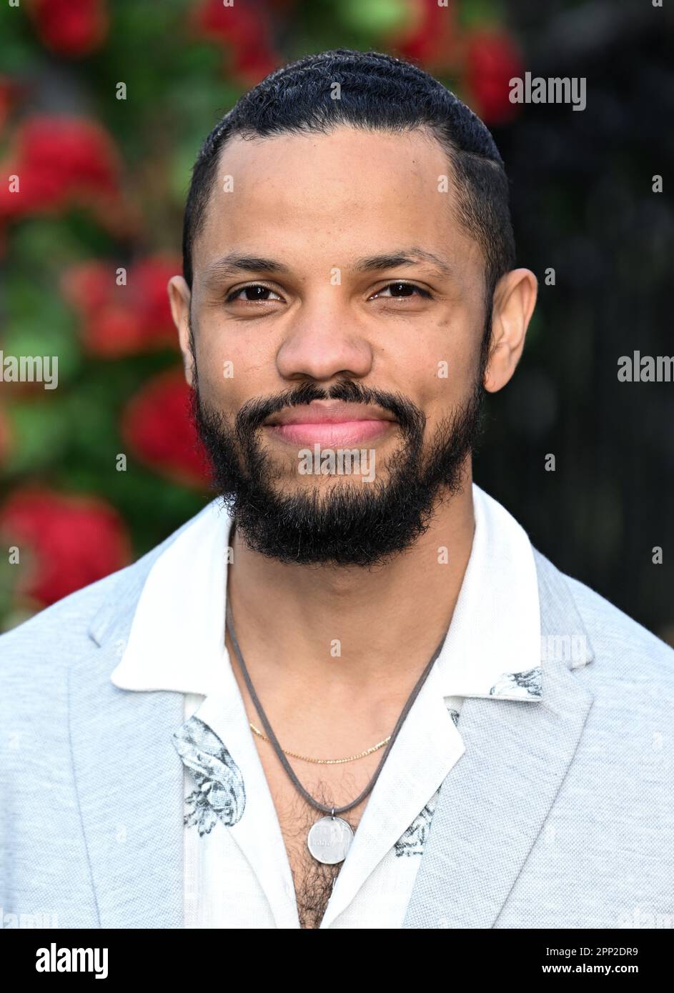 London, Großbritannien. 21. April 2023. London, Großbritannien. 21. April 2023. Tunji Kasim Ankunft im Queen Charlotte, Eine Bridgerton Story Special Screening and Garden Party, Leicester Square, London. Kredit: Doug Peters/Alamy Live News Stockfoto