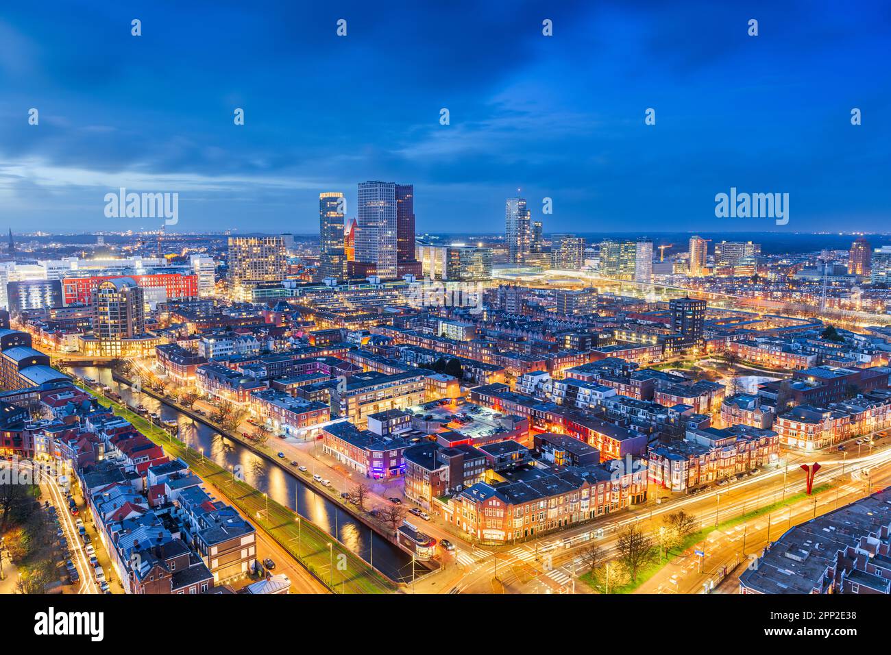 Den Haag, die Skyline der niederländischen Innenstadt bei Dämmerung. Stockfoto