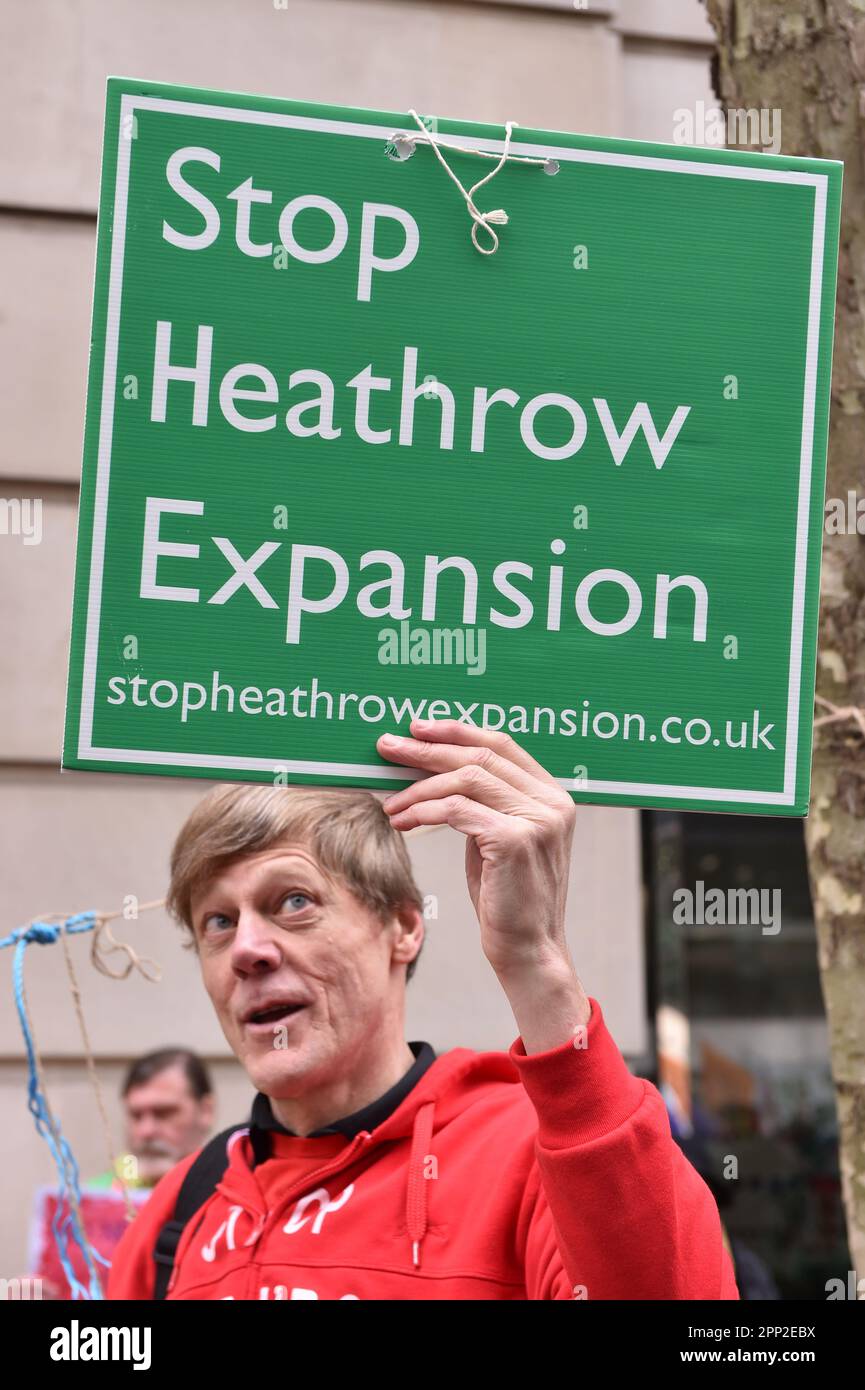 London, England, Großbritannien. 21. April 2023. Eco-Aktivist hält während der Rallye ein Plakat mit dem Slogan Stop Heathrow Expansion. Die Rebellion „Extinction“ beginnt mit der Aktion „Big One – Unite to Survival“ rund um den Parliament Square und Westminster. (Kreditbild: © Thomas Krych/ZUMA Press Wire) NUR REDAKTIONELLE VERWENDUNG! Nicht für den kommerziellen GEBRAUCH! Kredit: ZUMA Press, Inc./Alamy Live News Stockfoto