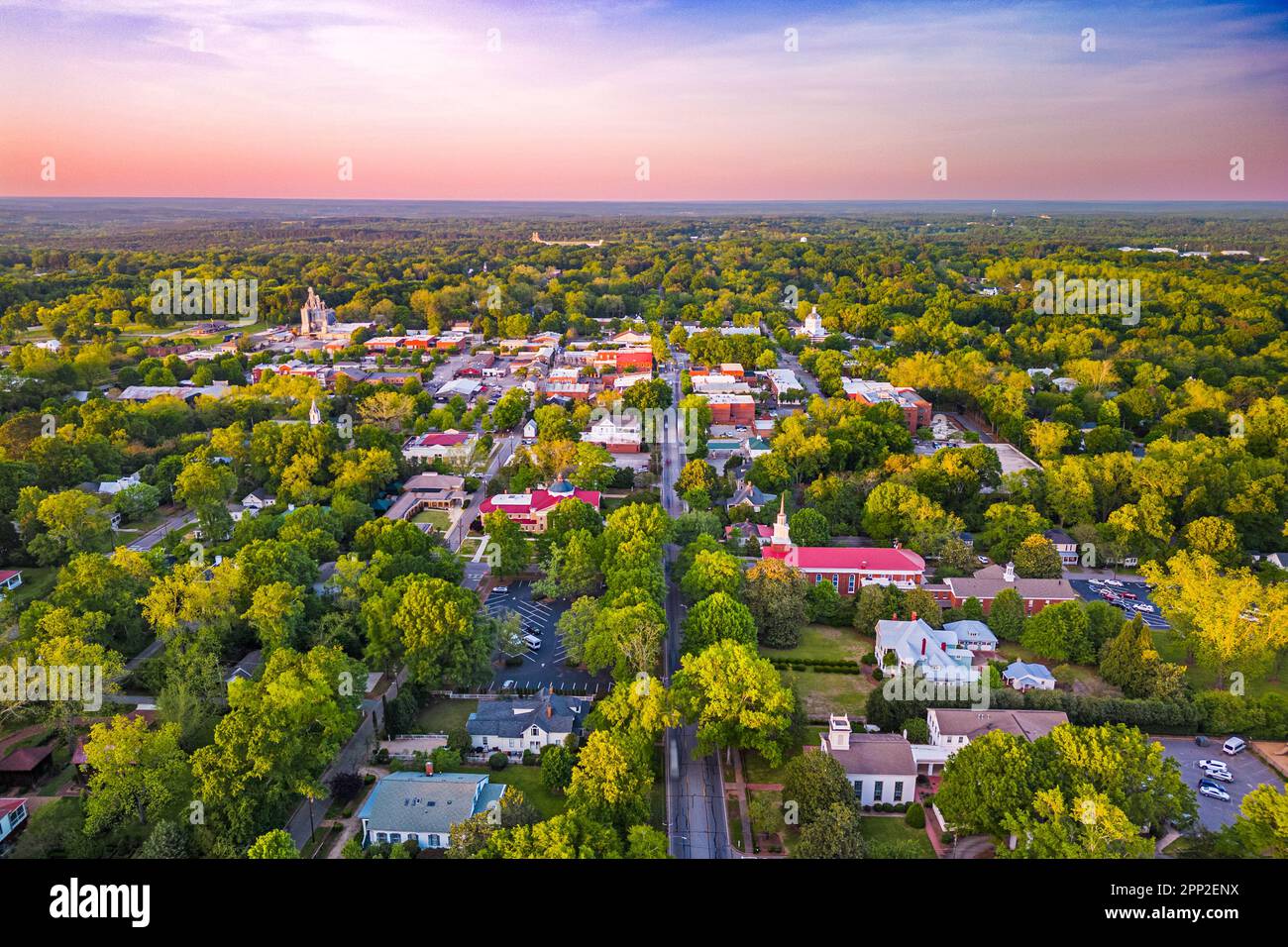 Madison, Georgia, USA, mit Blick auf das historische Viertel in der Innenstadt bei Abenddämmerung. Stockfoto