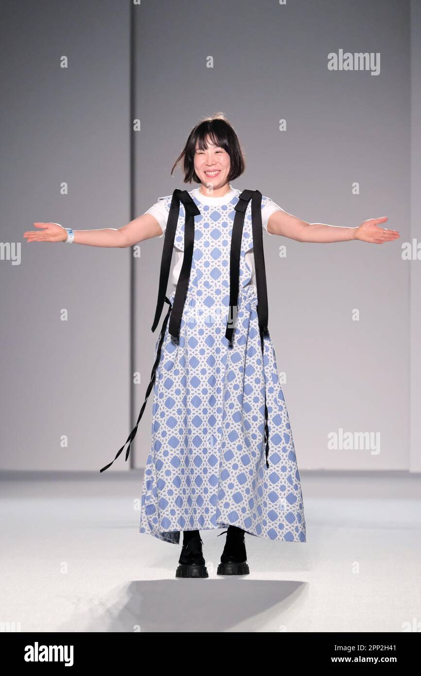 London, Großbritannien. 21. April 2023. Die koreanische Designerin Minju Kim geht nach ihrer Show über den Laufsteg. Kim ist der erste Gewinner von Netflix's „Next in Fashion“-Programm, Im V&A Museum werden Designs aus ihren Sammlungen vom Frühling/Sommer 2022 und Herbst/Winter 2022 präsentiert, die von der Volksmärchen Bari inspiriert sind. Die langjährige Serie von Fashion in Motion-Shows, die für die Öffentlichkeit zugänglich sind, ist ebenfalls erhältlich. Kredit: Elfte Stunde Fotografie/Alamy Live News Stockfoto