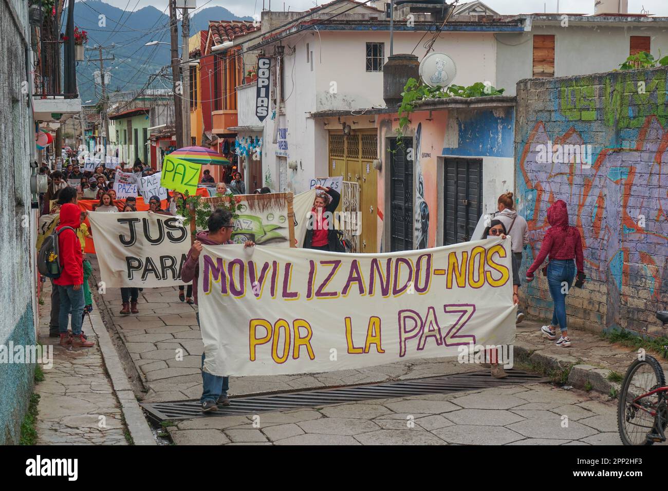 Demonstranten marschieren am 9. Oktober 2022 in San Cristóbal de Las Casas, Chiapas, Mexiko, um Unsicherheit auf den Straßen zu beklagen. (Adriana Alcázar González/Global Press Journal) Stockfoto