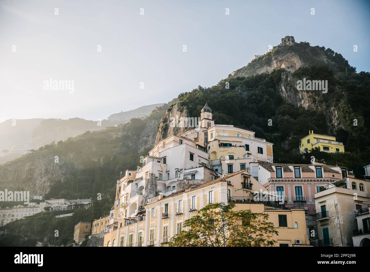 Blick auf die Stadt Amalfi, Italien Hillside bei Sonnenuntergang an einem klaren Tag am Mittelmeer Stockfoto