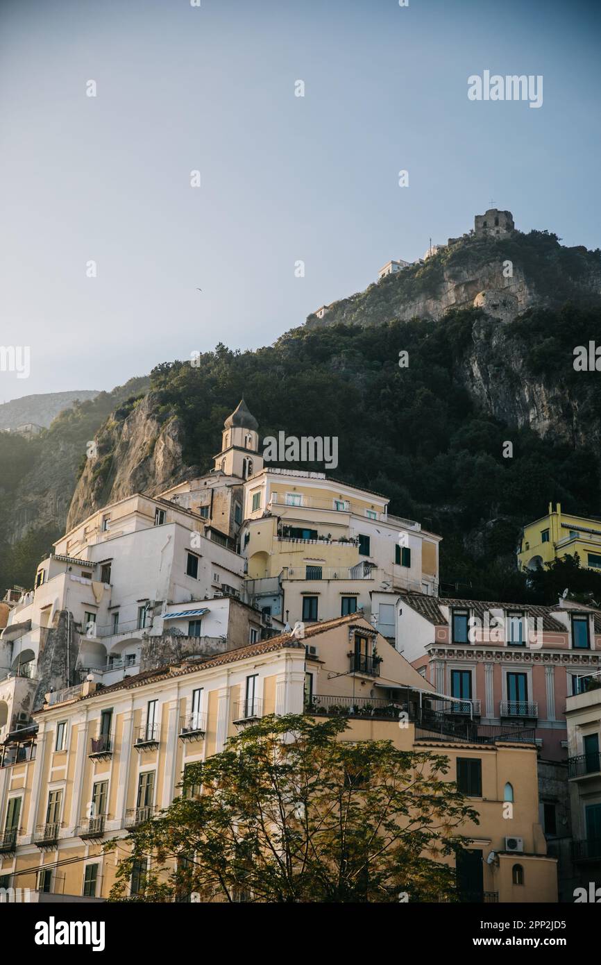 Blick auf die Stadt Amalfi, Italien Hillside bei Sonnenuntergang an einem klaren Tag am Mittelmeer Stockfoto