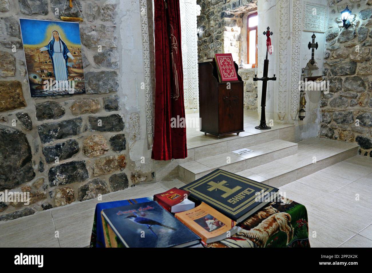 Innenansicht der Jungfrauenkirche im Idil-Viertel Sirnak. Die Kirche der Jungfrau Maria (der alte Name: Bethzabday-Kirche) im Stadtteil Idil der Provinz Sirnak in der Türkei ist bekannt als die zweitälteste Kirche, die das Christentum akzeptiert, nach der Mor Petrus-Kirche in Antioch. Stockfoto