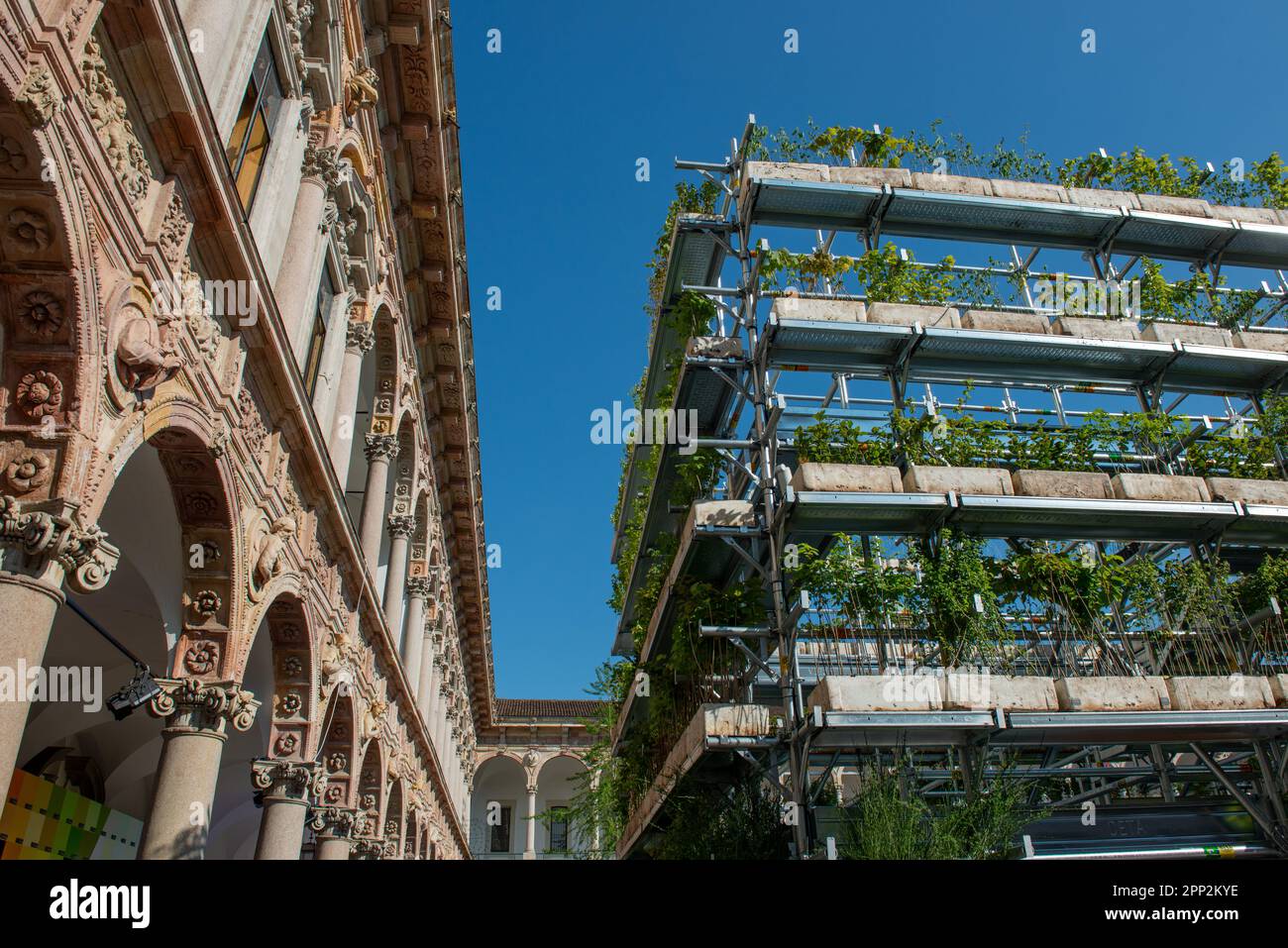 Mailand Italien April 19. 2023:Staatliche Universität Mailand mit künstlerischen Installationen für die Off-Show Stockfoto