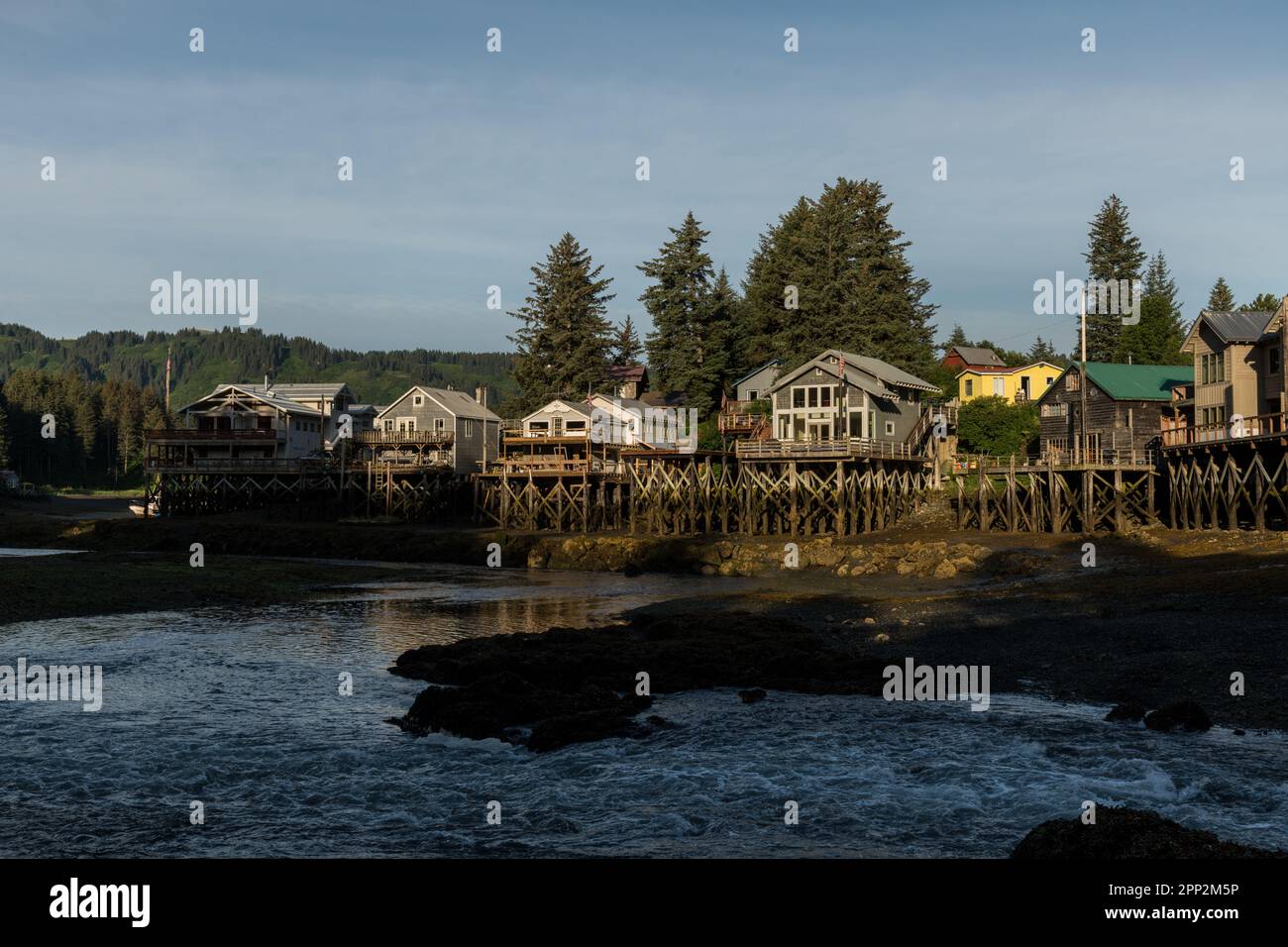 Holzhäuser auf Pfählen über dem Seldovia Slough in Seldovia, Alaska. Die isolierte Gemeinde entlang der Kachemak Bay kann nur mit der Fähre oder dem Flugzeug erreicht werden. Stockfoto