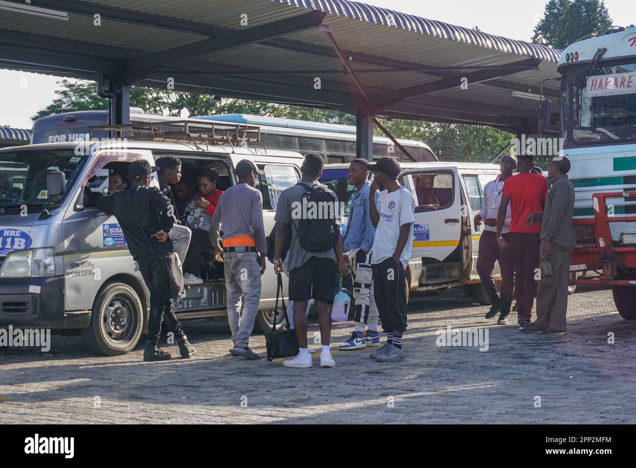 Universitätsstudenten steigen am 29. März 2023 nach dem Unterricht in Harare, Simbabwe, in Minibusse ein. (Linda Mujuru/Global Press Journal) Stockfoto