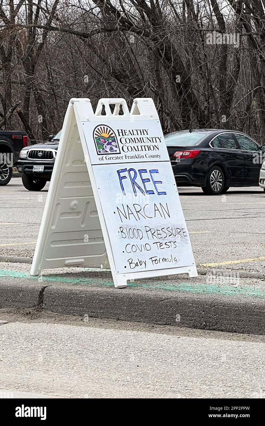 Farmington, Usa. 20. April 2023. Am 20. April 2023 wirbt ein Schild mit kostenlosen Gesundheitsdiensten der Healthy Community Coalition of Greater Franklin County in der Nähe von Farmington, Maine. Die Services umfassen kostenlosen Narcan, Blutdruck-Screening, Covid-19-Tests und Babynahrung. Narcan ist der Markenname für das von der FDA zugelassene Medikament Naloxon. Es wird zur Behandlung einer lebensbedrohlichen Opioid-Überdosierung oder einer vermuteten Opioid-Überdosierung angewendet. Opioide umfassen verschreibungspflichtige Medikamente, Heroin und Fentanyl. (Foto: Samuel Rigelhaupt/Sipa USA) Guthaben: SIPA USA/Alamy Live News Stockfoto