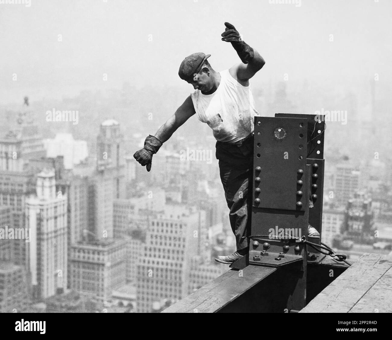 Lewis Hine sendet ein hohes Signal an die Derrick-Crew im Empire State Building Stockfoto