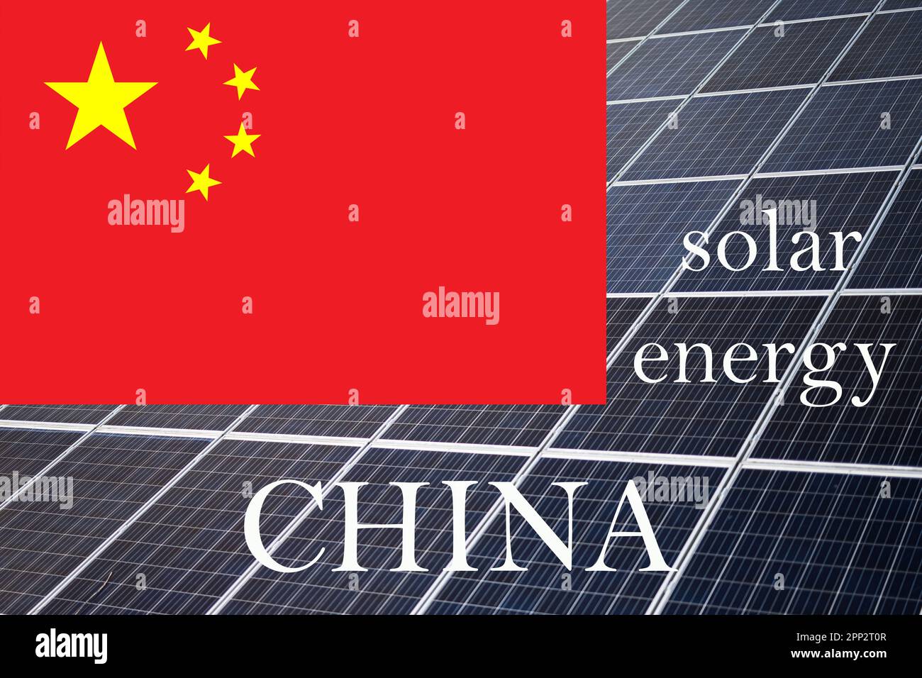 Solarenergiekollektoren mit Hintergrund der chinesischen Flagge. Konzept für nachhaltige Ressourcen und erneuerbare energien in china. Stockfoto