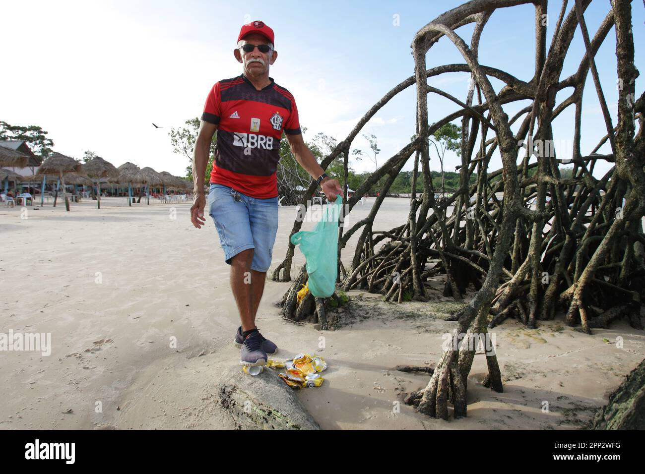 Mister Walter sammelt am späten Nachmittag Aluminiumdosen am Strand Barra Velha in Soure, Marajó Island am 21. April 2023 in der Amazonasregion nördlich von Brasilien zum Recycling. Die Insel Marajo ist mit einer Fläche von etwa 40,100 km² die größte Meeresinsel der Welt, die sich im para State in der Mündung des Amazonas befindet. Es besitzt die größte Büffelherde Brasiliens. Die vielfältige Vegetation reicht von Feuchtgebieten bis hin zu Amazonas-Wäldern und hat auch wunderschöne Strände und Flüsse aus Süß- und Salzwasser. (Foto: Paulo Amorim/Sipa USA) Stockfoto