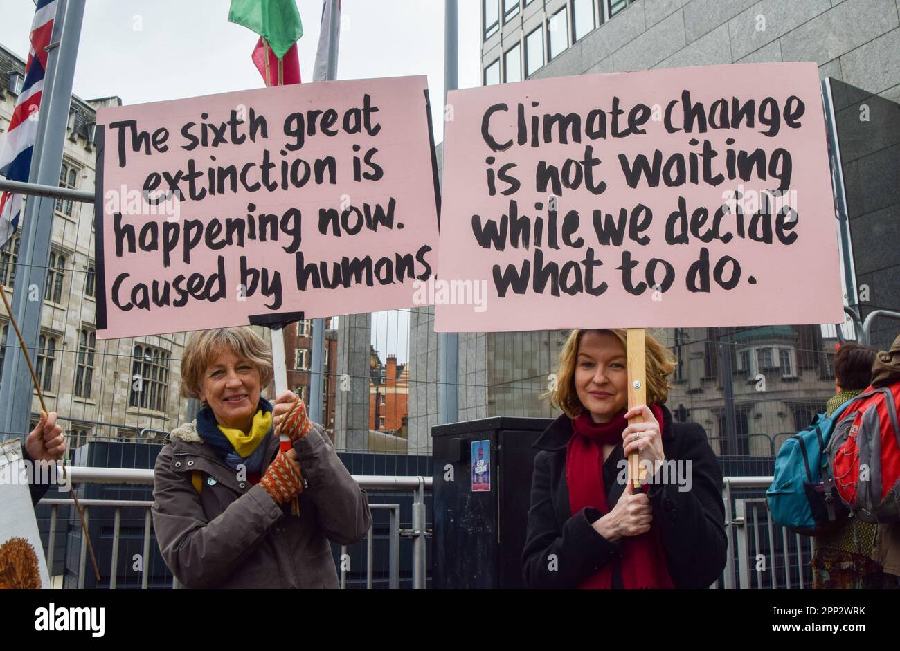 London, Großbritannien. 21. April 2023. Demonstranten halten während der Demonstration in Westminster Plakate über Artenaussterben und Klimawandel, während die Rebellion zur Ausrottung ihren viertägigen Protest beginnt, in dem sie fordern, dass die Regierung sich von fossilen Brennstoffen abwendet und gegen die Klimakrise vorgeht. Kredit: SOPA Images Limited/Alamy Live News Stockfoto