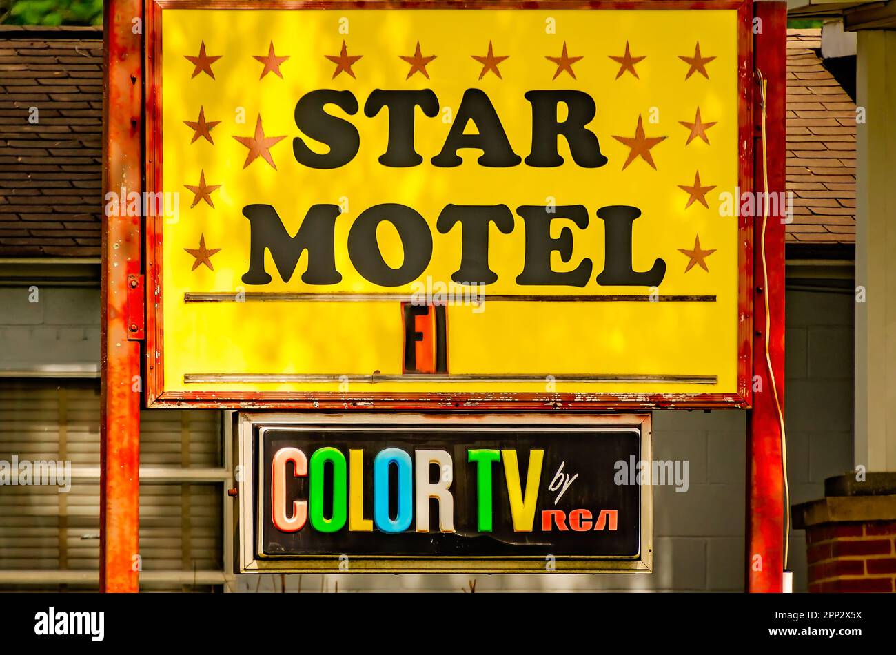 Star Motel wirbt mit RCA-Farbfernseher als Ausstattung, 16. April 2023, in Bay Minette, Alabama. Stockfoto