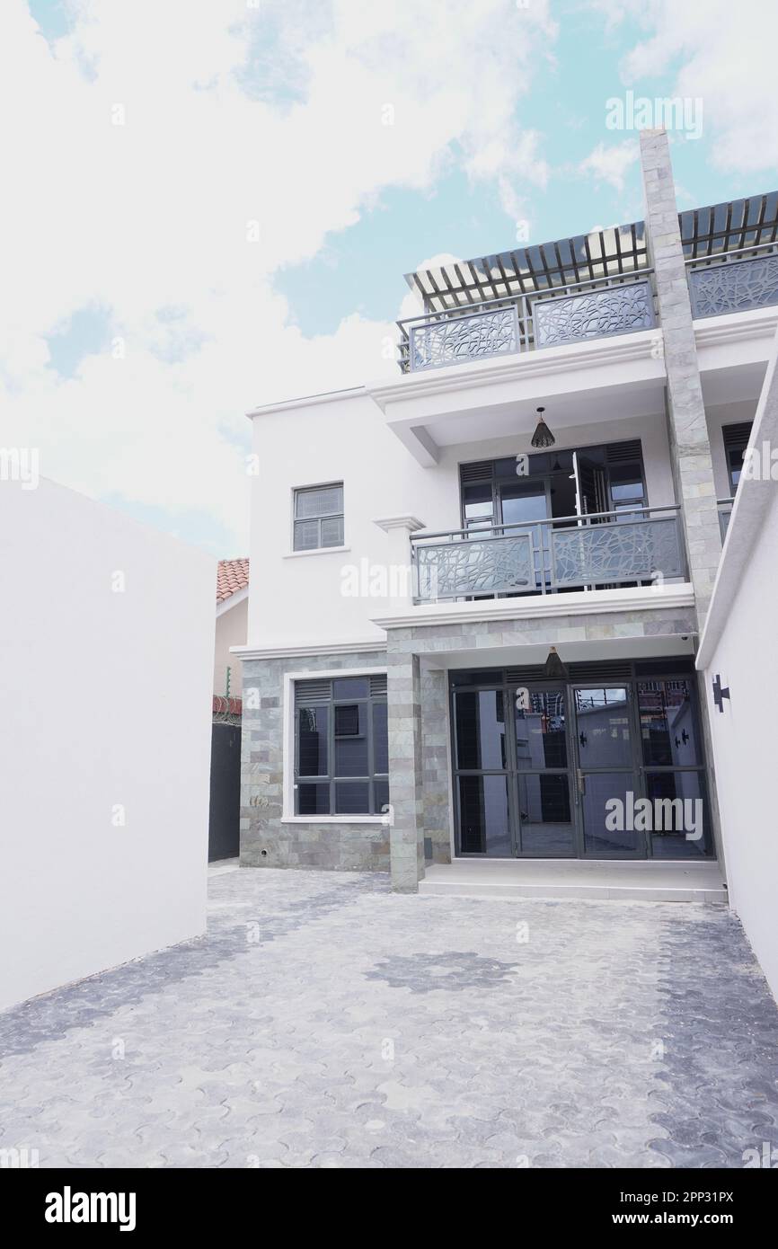 STADTHAUS MIT OFFENER KÜCHE UND SEHR SCHÖNEN TREPPEN, AUCH DIE KLEIDERSCHRÄNKE SIND NEU Stockfoto