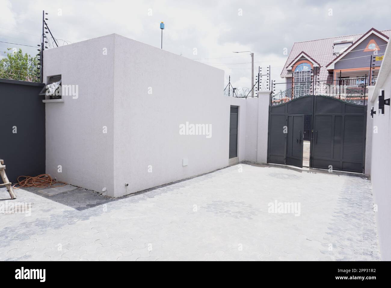 STADTHAUS MIT OFFENER KÜCHE UND SEHR SCHÖNEN TREPPEN, AUCH DIE KLEIDERSCHRÄNKE SIND NEU Stockfoto