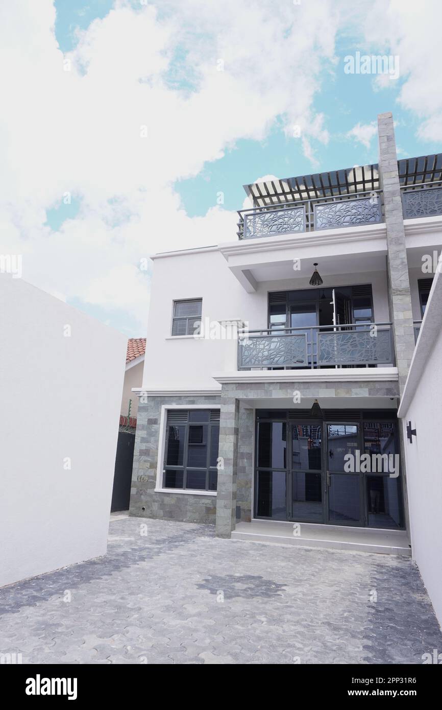 STADTHAUS MIT OFFENER KÜCHE UND SEHR SCHÖNEN TREPPEN, AUCH DIE KLEIDERSCHRÄNKE SIND NEU Stockfoto