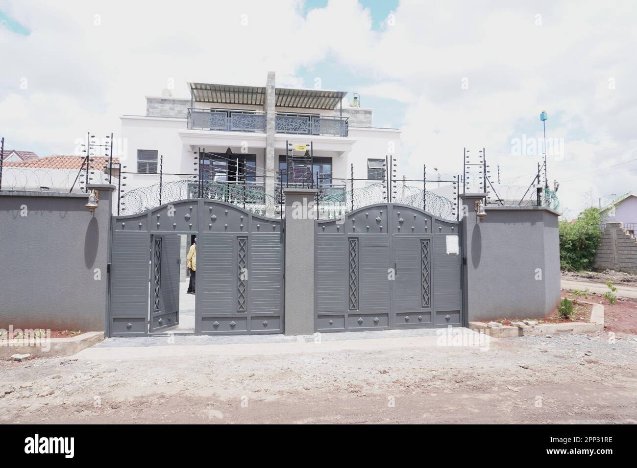 STADTHAUS MIT OFFENER KÜCHE UND SEHR SCHÖNEN TREPPEN, AUCH DIE KLEIDERSCHRÄNKE SIND NEU Stockfoto