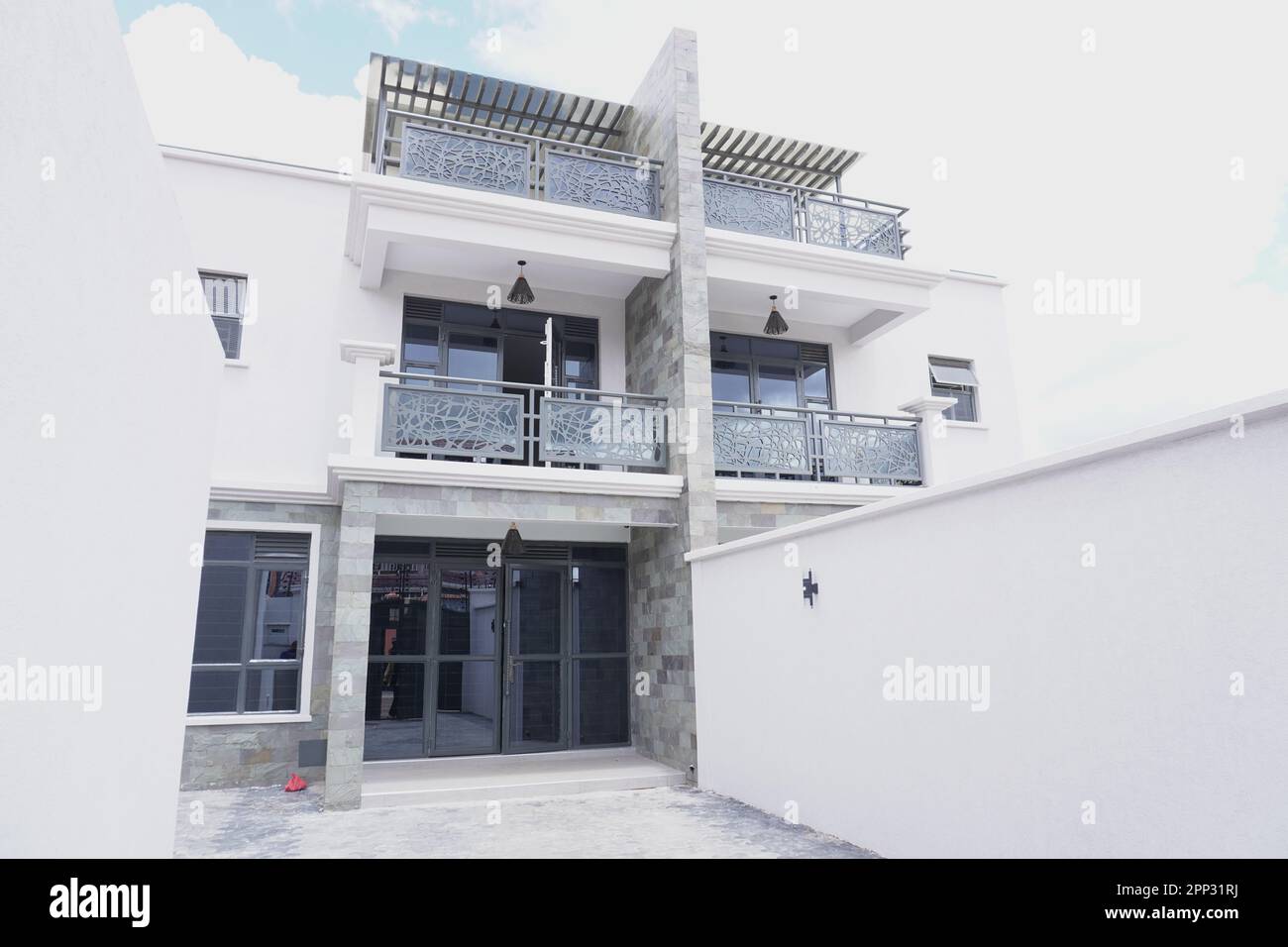 STADTHAUS MIT OFFENER KÜCHE UND SEHR SCHÖNEN TREPPEN, AUCH DIE KLEIDERSCHRÄNKE SIND NEU Stockfoto