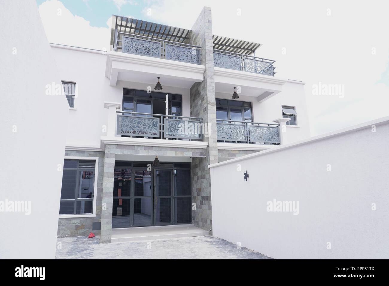 STADTHAUS MIT OFFENER KÜCHE UND SEHR SCHÖNEN TREPPEN, AUCH DIE KLEIDERSCHRÄNKE SIND NEU Stockfoto