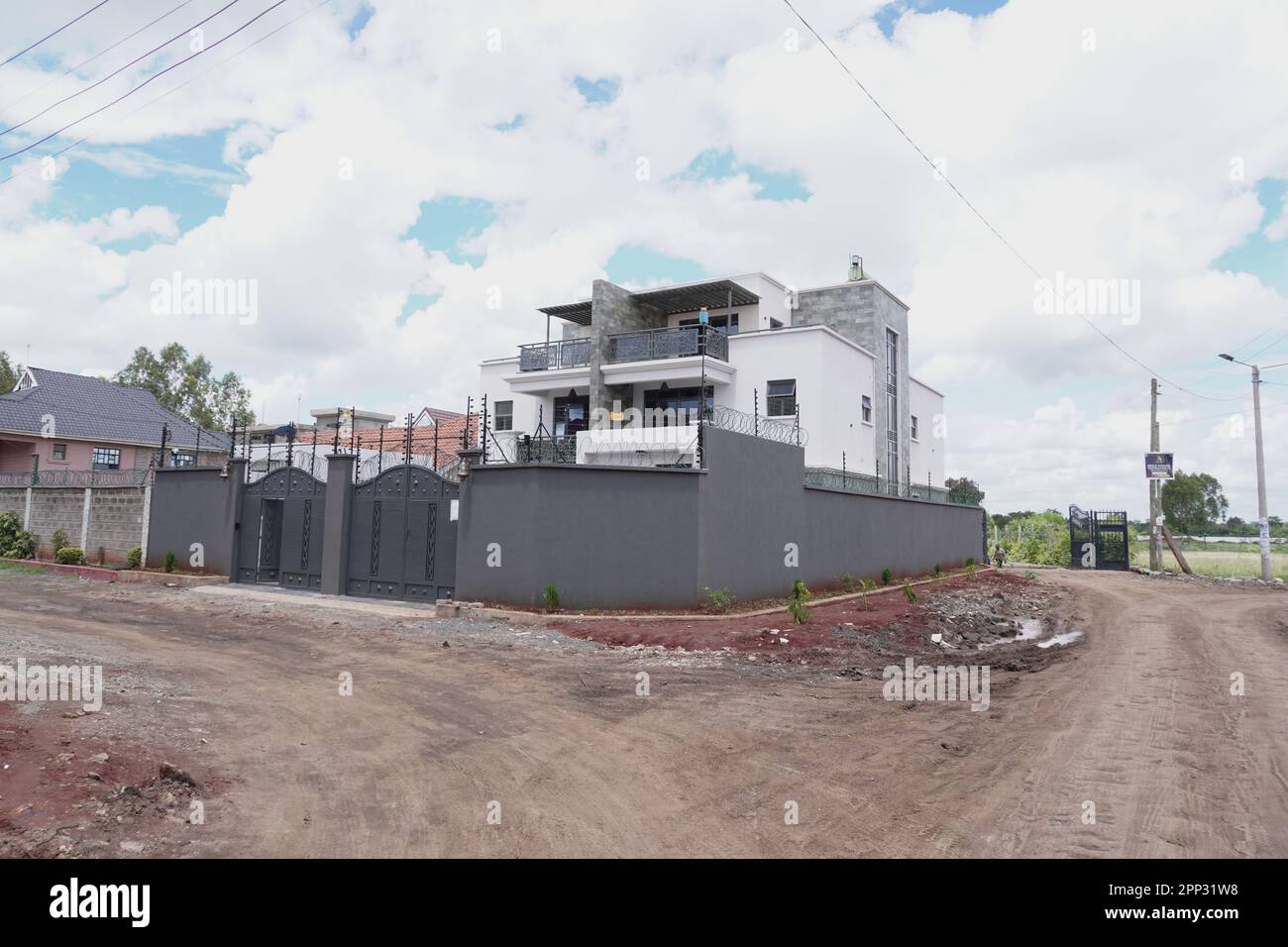STADTHAUS MIT OFFENER KÜCHE UND SEHR SCHÖNEN TREPPEN, AUCH DIE KLEIDERSCHRÄNKE SIND NEU Stockfoto