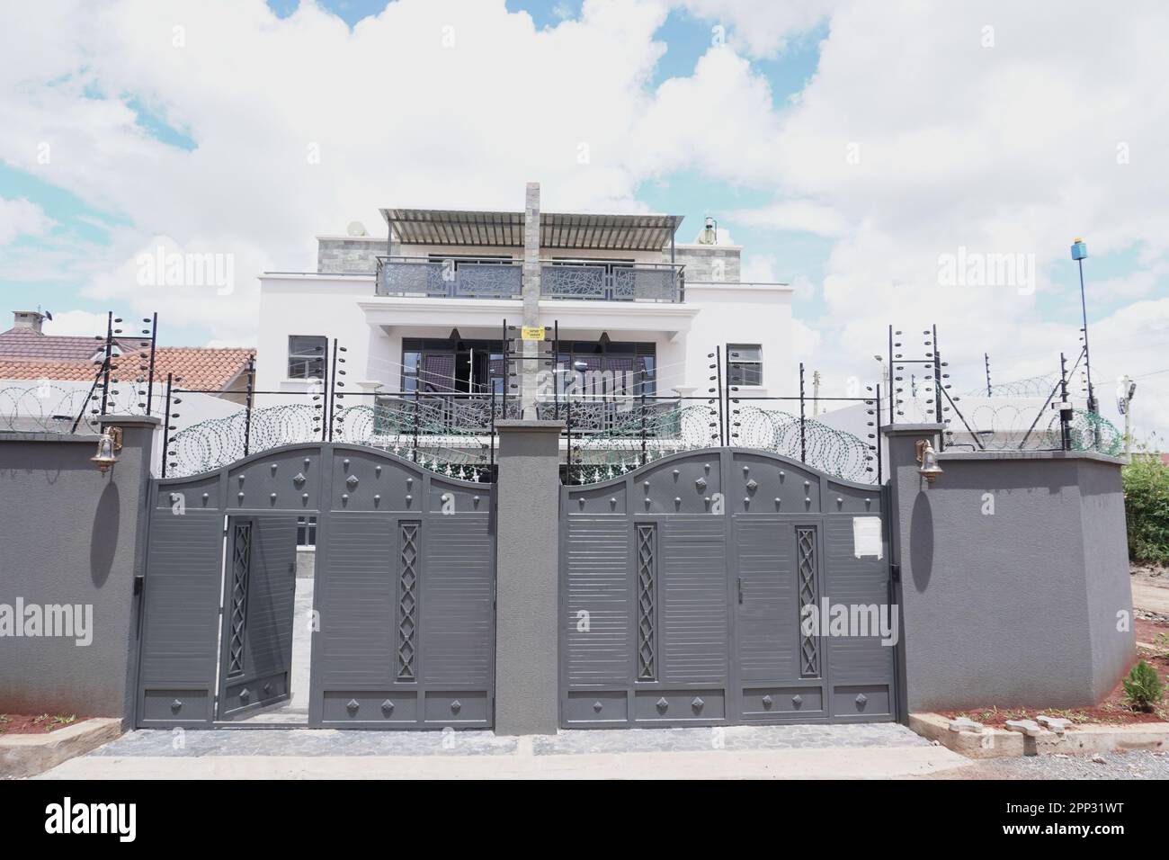 STADTHAUS MIT OFFENER KÜCHE UND SEHR SCHÖNEN TREPPEN, AUCH DIE KLEIDERSCHRÄNKE SIND NEU Stockfoto