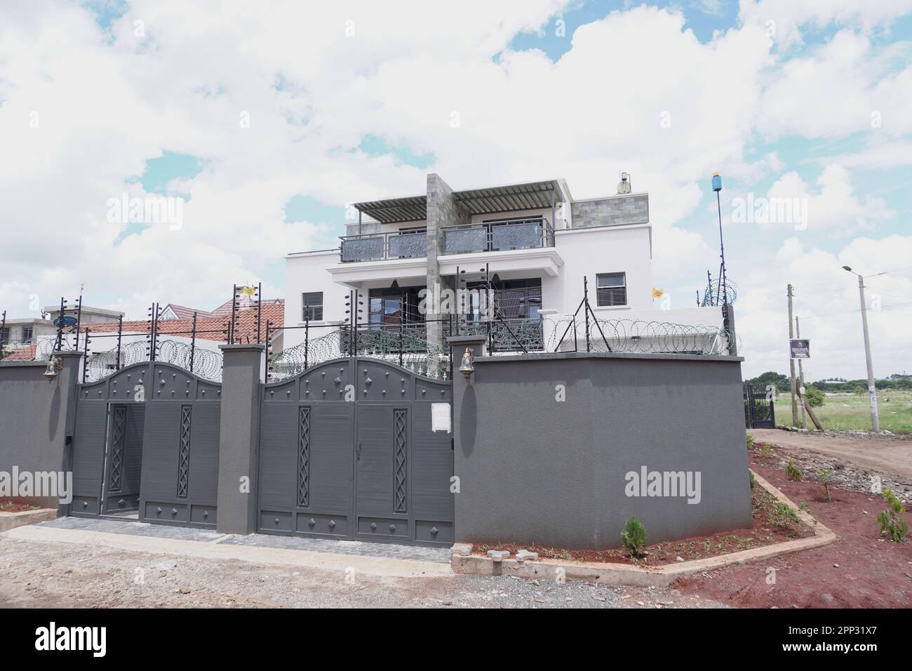 STADTHAUS MIT OFFENER KÜCHE UND SEHR SCHÖNEN TREPPEN, AUCH DIE KLEIDERSCHRÄNKE SIND NEU Stockfoto