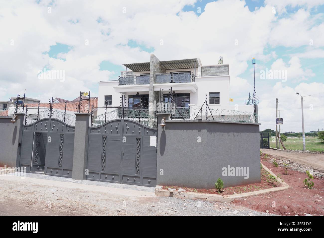 STADTHAUS MIT OFFENER KÜCHE UND SEHR SCHÖNEN TREPPEN, AUCH DIE KLEIDERSCHRÄNKE SIND NEU Stockfoto