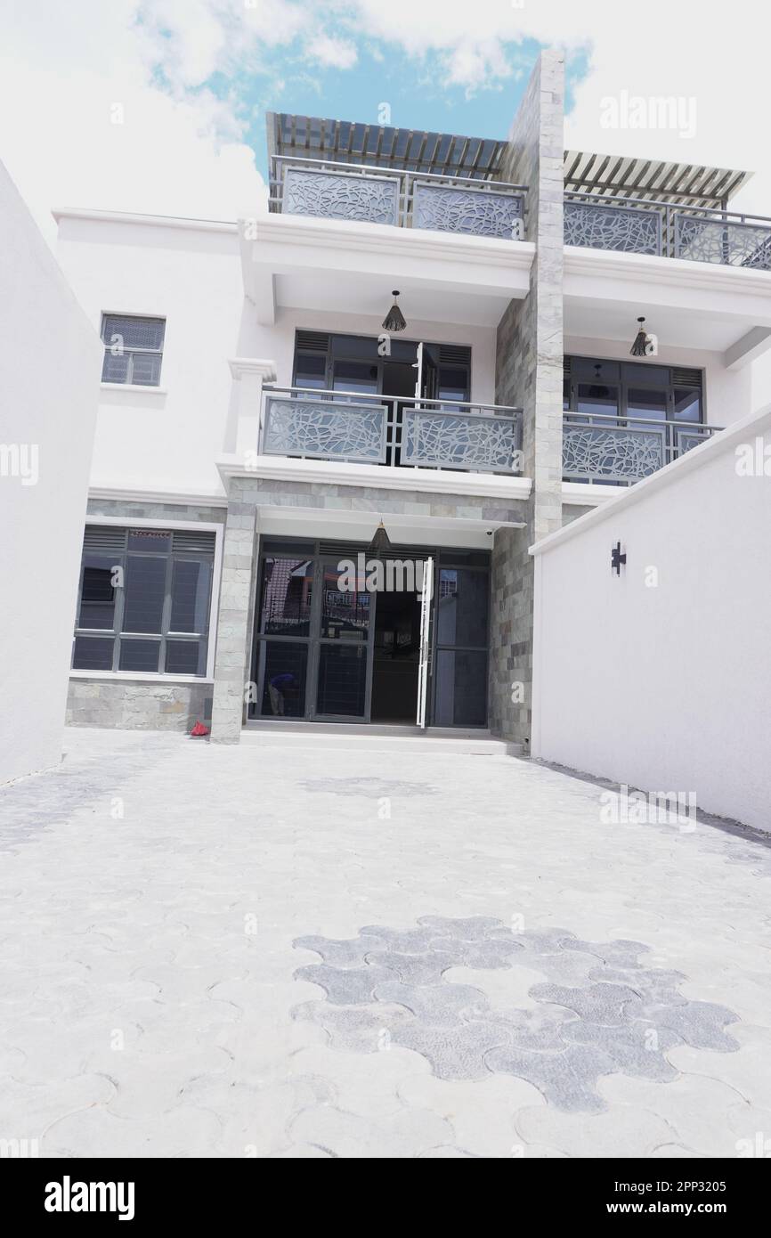 STADTHAUS MIT OFFENER KÜCHE UND SEHR SCHÖNEN TREPPEN, AUCH DIE KLEIDERSCHRÄNKE SIND NEU Stockfoto