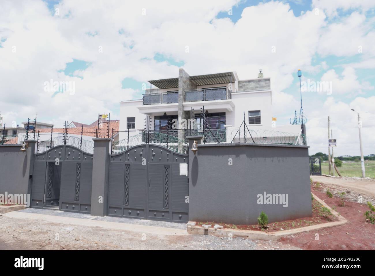 STADTHAUS MIT OFFENER KÜCHE UND SEHR SCHÖNEN TREPPEN, AUCH DIE KLEIDERSCHRÄNKE SIND NEU Stockfoto