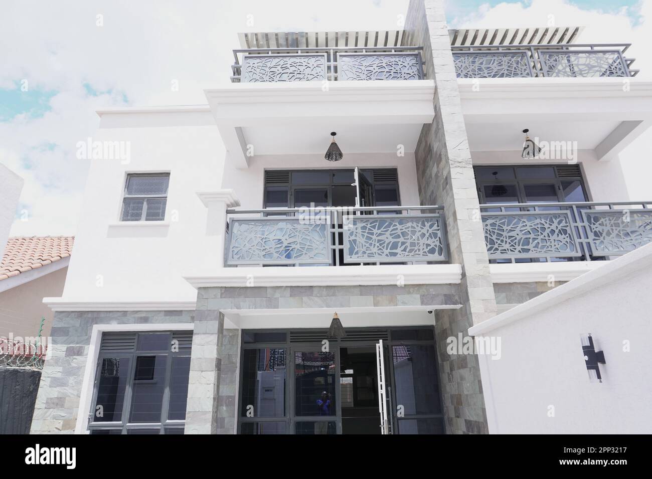 STADTHAUS MIT OFFENER KÜCHE UND SEHR SCHÖNEN TREPPEN, AUCH DIE KLEIDERSCHRÄNKE SIND NEU Stockfoto