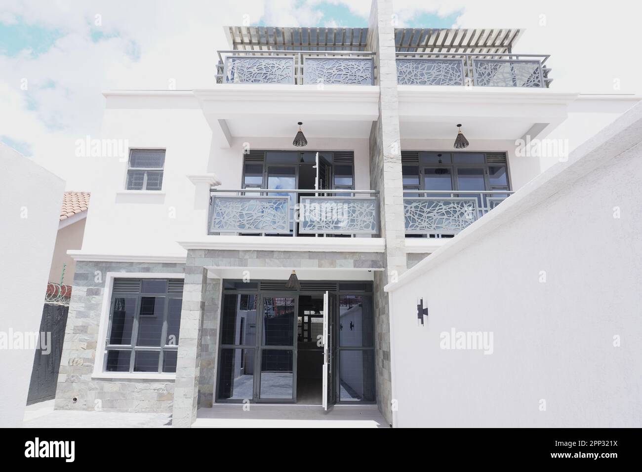 STADTHAUS MIT OFFENER KÜCHE UND SEHR SCHÖNEN TREPPEN, AUCH DIE KLEIDERSCHRÄNKE SIND NEU Stockfoto