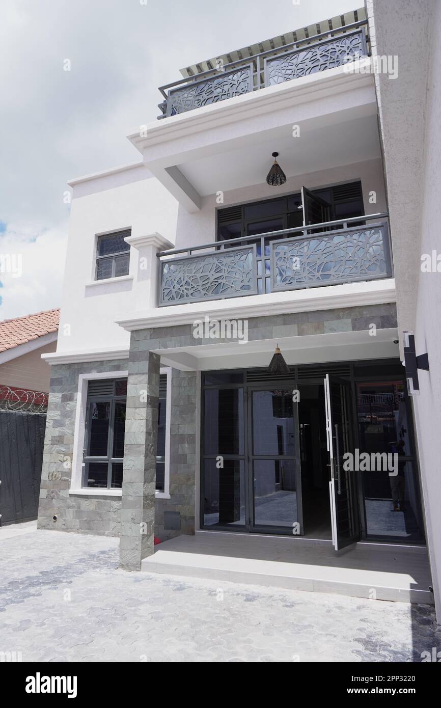 STADTHAUS MIT OFFENER KÜCHE UND SEHR SCHÖNEN TREPPEN, AUCH DIE KLEIDERSCHRÄNKE SIND NEU Stockfoto