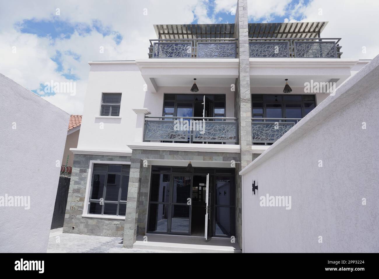STADTHAUS MIT OFFENER KÜCHE UND SEHR SCHÖNEN TREPPEN, AUCH DIE KLEIDERSCHRÄNKE SIND NEU Stockfoto