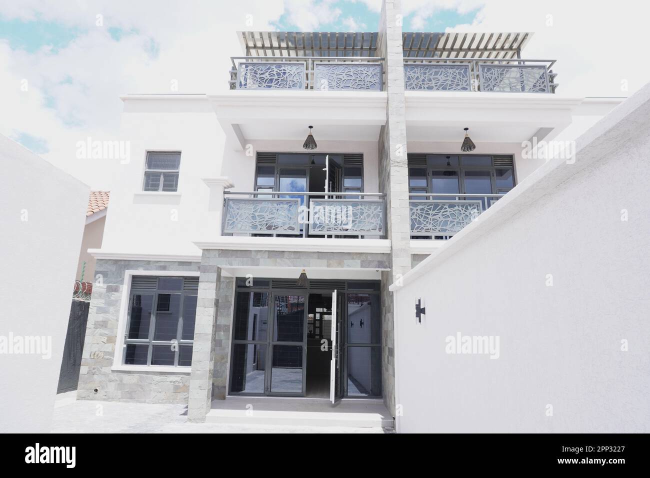 STADTHAUS MIT OFFENER KÜCHE UND SEHR SCHÖNEN TREPPEN, AUCH DIE KLEIDERSCHRÄNKE SIND NEU Stockfoto