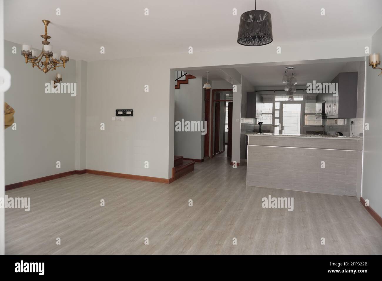 STADTHAUS MIT OFFENER KÜCHE UND SEHR SCHÖNEN TREPPEN, AUCH DIE KLEIDERSCHRÄNKE SIND NEU Stockfoto