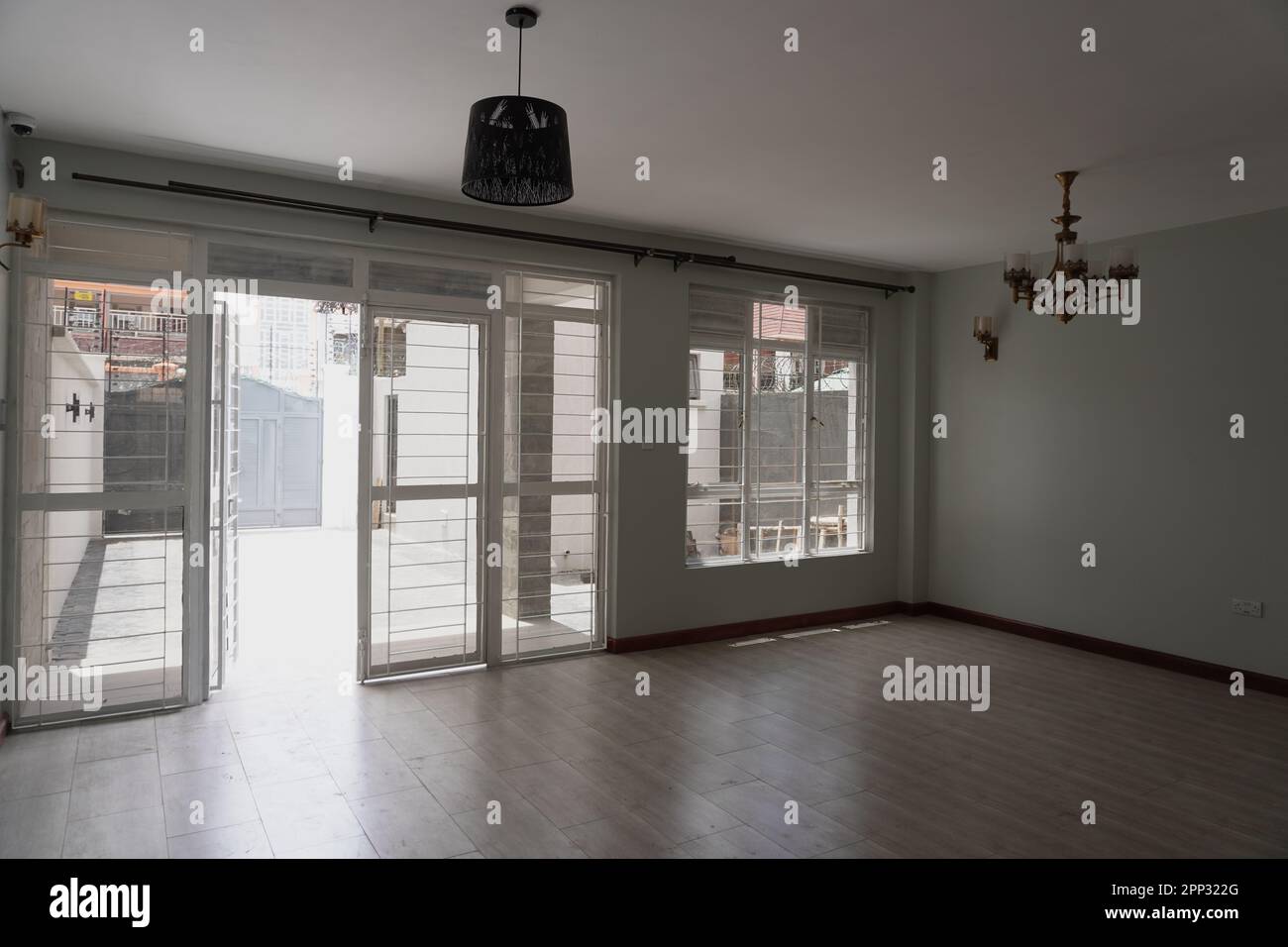 STADTHAUS MIT OFFENER KÜCHE UND SEHR SCHÖNEN TREPPEN, AUCH DIE KLEIDERSCHRÄNKE SIND NEU Stockfoto