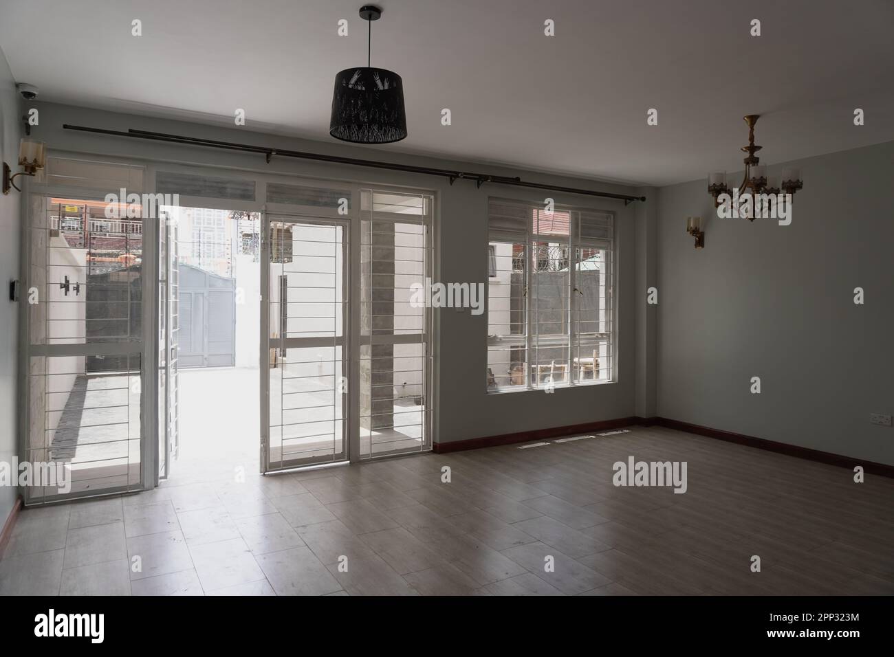 STADTHAUS MIT OFFENER KÜCHE UND SEHR SCHÖNEN TREPPEN, AUCH DIE KLEIDERSCHRÄNKE SIND NEU Stockfoto