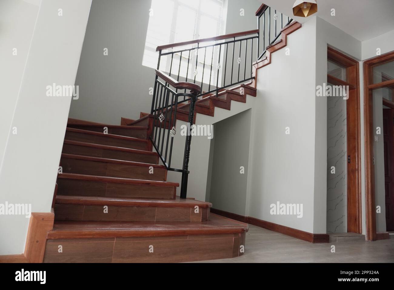 STADTHAUS MIT OFFENER KÜCHE UND SEHR SCHÖNEN TREPPEN, AUCH DIE KLEIDERSCHRÄNKE SIND NEU Stockfoto