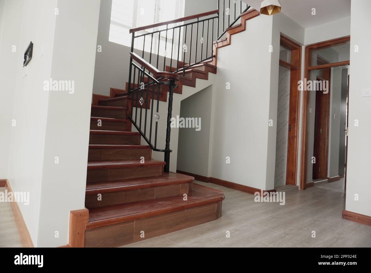 STADTHAUS MIT OFFENER KÜCHE UND SEHR SCHÖNEN TREPPEN, AUCH DIE KLEIDERSCHRÄNKE SIND NEU Stockfoto