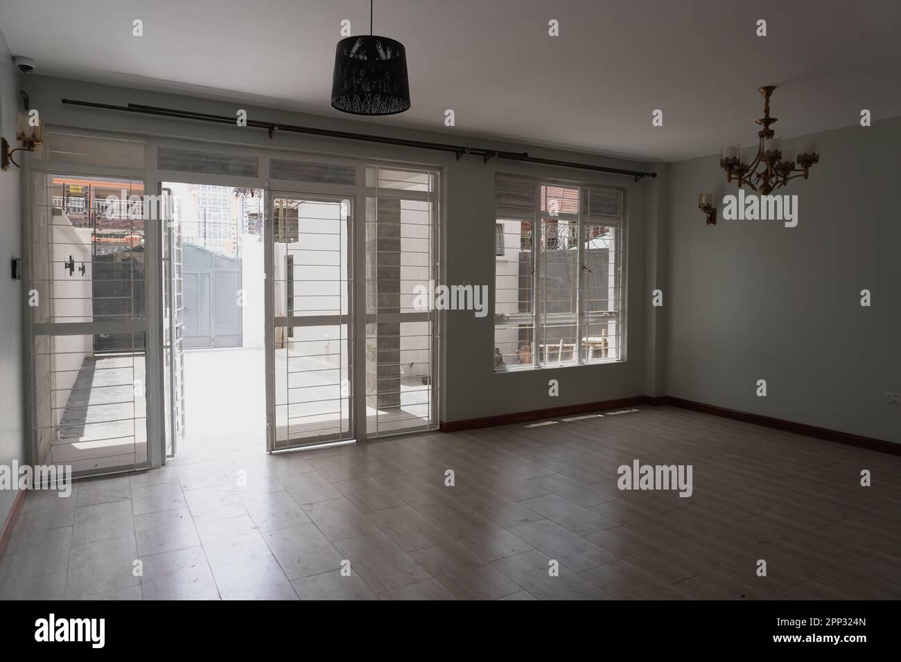 STADTHAUS MIT OFFENER KÜCHE UND SEHR SCHÖNEN TREPPEN, AUCH DIE KLEIDERSCHRÄNKE SIND NEU Stockfoto