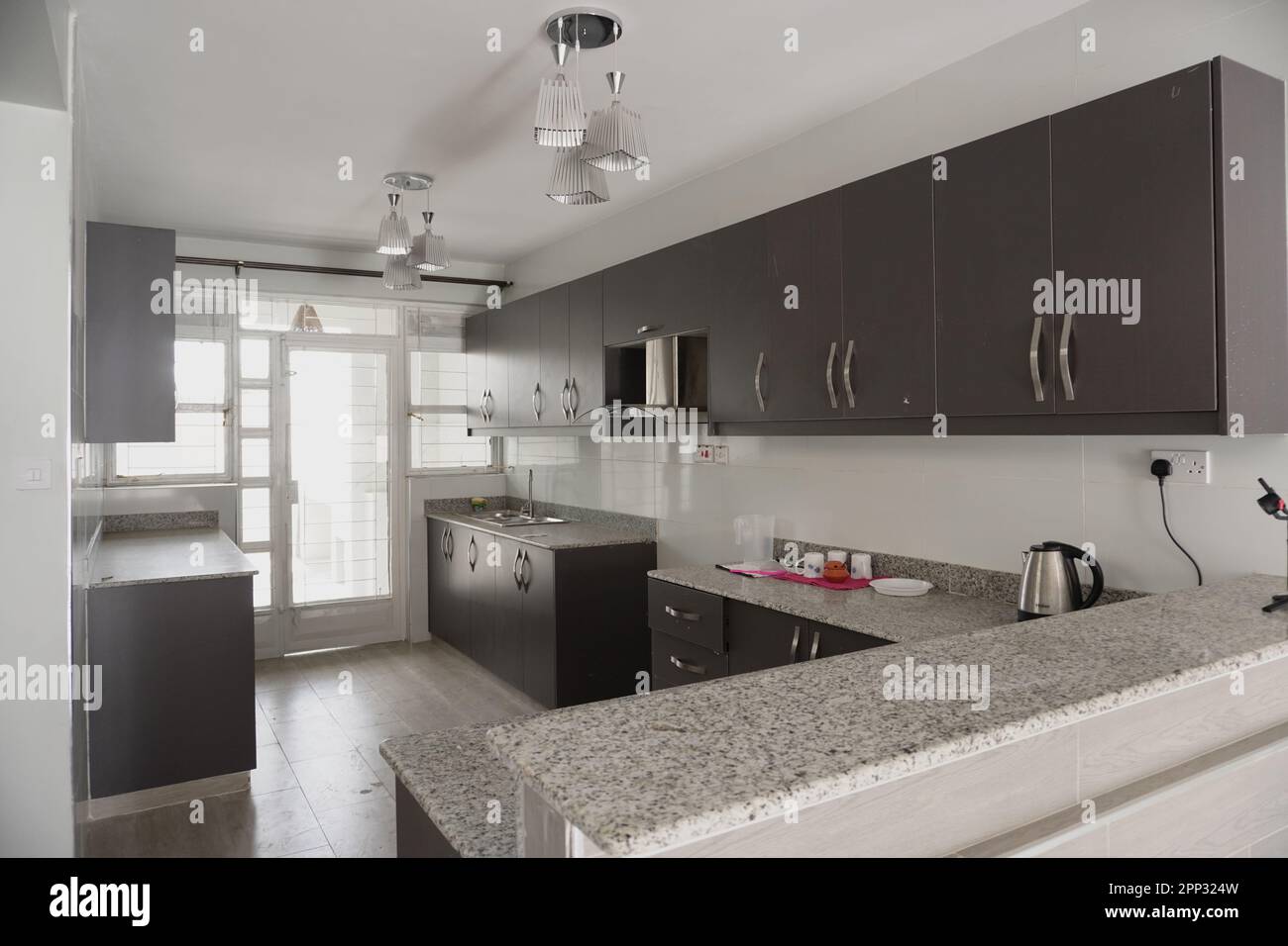 STADTHAUS MIT OFFENER KÜCHE UND SEHR SCHÖNEN TREPPEN, AUCH DIE KLEIDERSCHRÄNKE SIND NEU Stockfoto