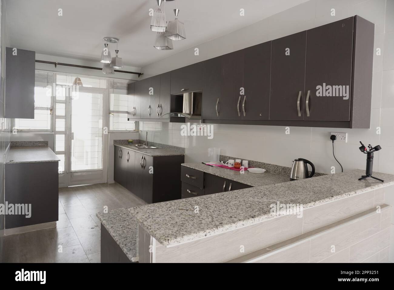 STADTHAUS MIT OFFENER KÜCHE UND SEHR SCHÖNEN TREPPEN, AUCH DIE KLEIDERSCHRÄNKE SIND NEU Stockfoto